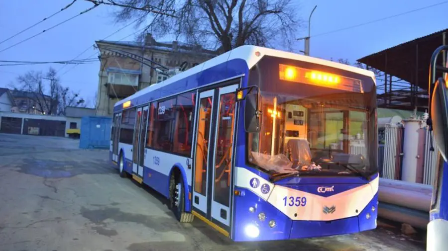 Un copil s-a lovit de un troleibuz în mișcare după ce a scăpat din brațele mamei