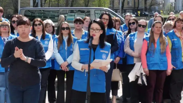 Ministerul Muncii oferă 2000 de uniforme lucrătorilor sociali: „Un semn de recunoaștere și respect”