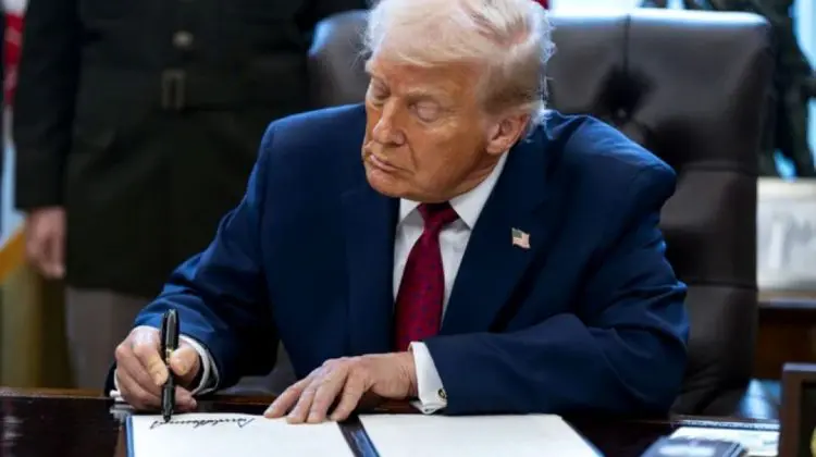 Donald Trump, ordin pe rețeaua sa socială. Cere să se tragă în orice navă iraniană care mineză Strâmtoarea Ormuz