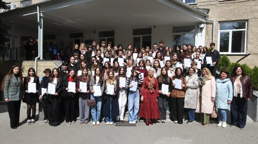 Performanță la limbi străine: 56 de elevi din Moldova, premiați la olimpiada republicană