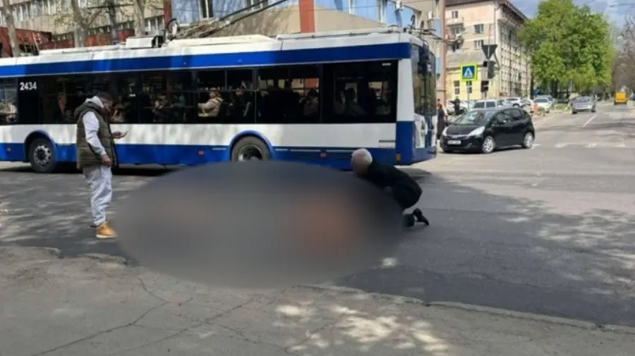 Accident violent în Chișinău: O femeie a fost lovită de un BMW pe trecerea de pietoni