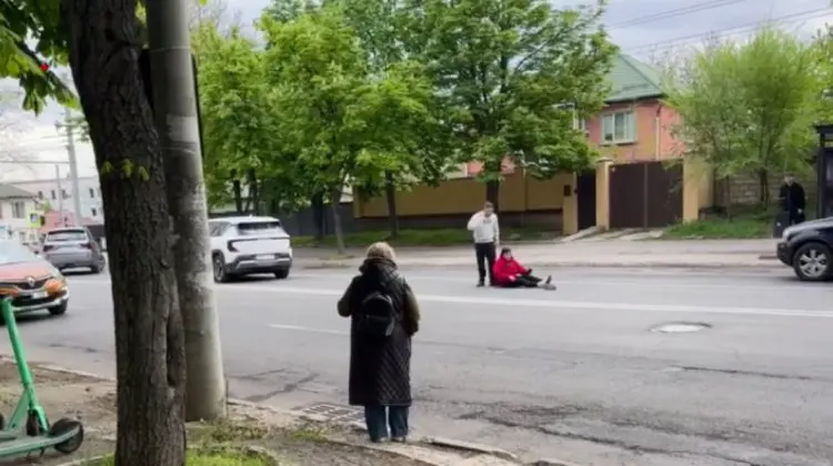 Neatenția o putea costa viața! O femeie a fost lovită de o mașină după ce ar fi traversat neregulamentar strada