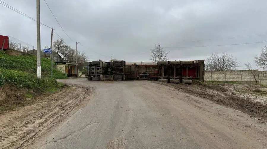Un camion încărcat cu cereale s-a răsturnat la Giurgiulești. Traficul în zonă este blocat, iar tirurile staționează