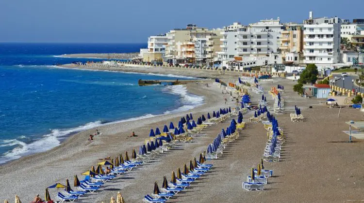 Grecia scoate șezlongurile de pe sute de plaje. Ce se schimbă pentru turiști în 2026