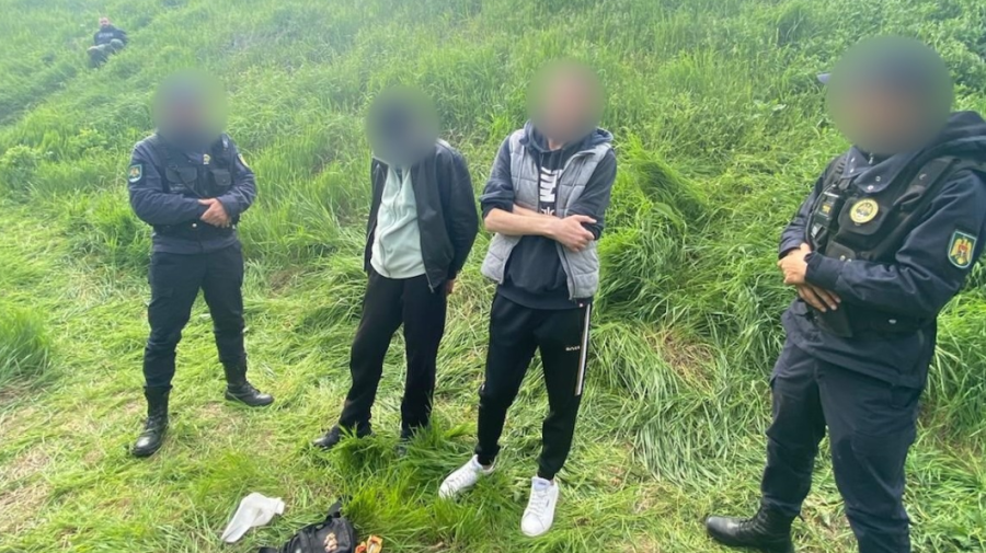 Substanțe psihotrope și o seringă, depistate la doi bărbați în zona de frontieră
