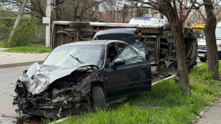 Microbuz cu pasageri, răsturnat la Tiraspol: Mai multe persoane ar fi ajuns la spital. VIDEO de la fața locului