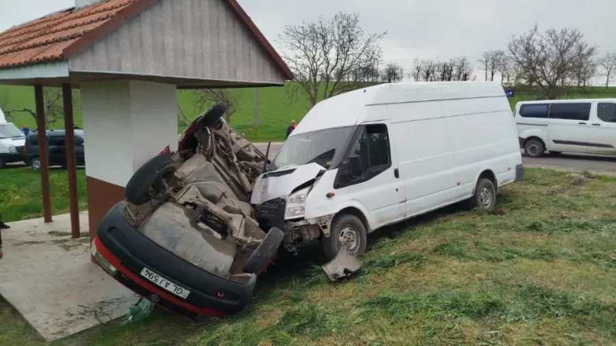 FOTO, VIDEO Un șofer neatent a provocat un accident violent la Glodeni: A fost rănit și transportat la spital