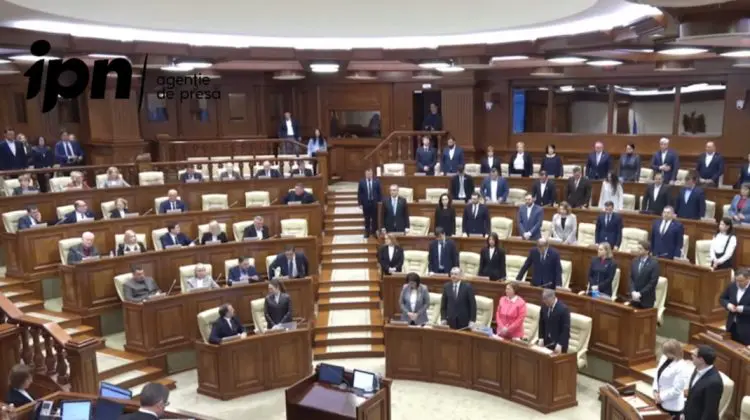 „Au avut curajul să spună nu fricii”: Minut de reculegere în Parlament în memoria victimelor din 7 aprilie