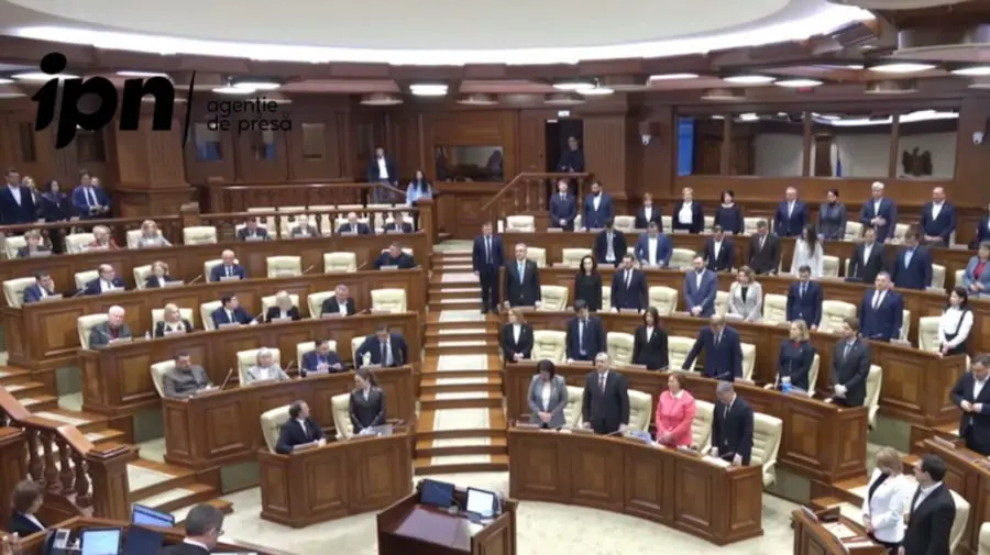 „Au avut curajul să spună nu fricii”: Minut de reculegere în Parlament în memoria victimelor din 7 aprilie