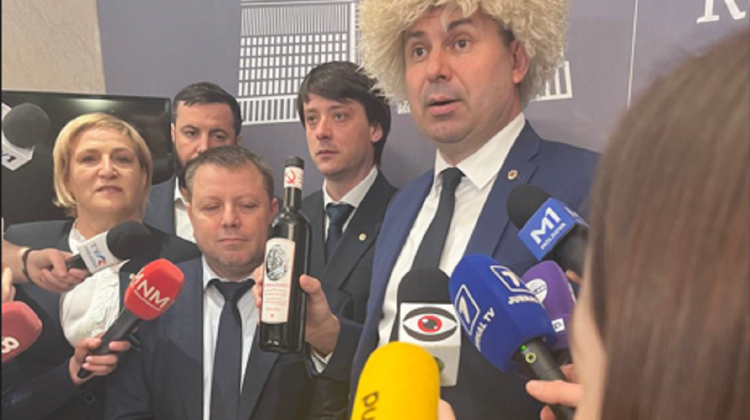 STOP CADRU! Vasile Costiuc a schimbat căciula de cârlan pe o papahă. Află motivul