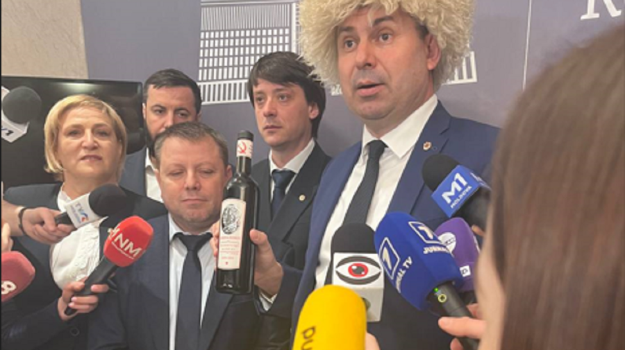 STOP CADRU! Vasile Costiuc a schimbat căciula de cârlan pe o papahă. Află motivul