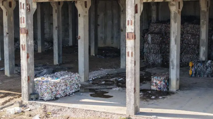 Scandal la Sîngera din cauza unui centru de sortare a deșeurilor, situat la 300 m de case. Oamenii amenință cu proteste