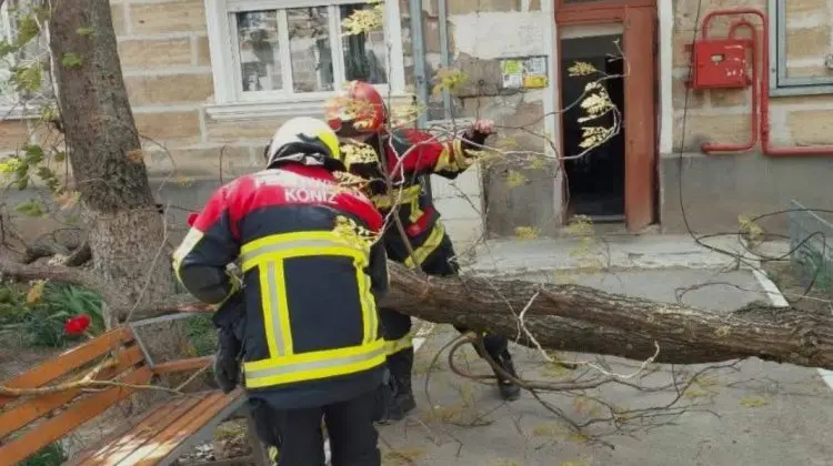 FOTO Vântul puternic a făcut ravagii în Moldova: 118 intervenții ale salvatorilor într-o singură zi