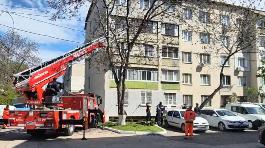VIDEO Pompierii au fost alertați că o persoană ar fi blocată într-un apartament din Chișinău. Ce au găsit?