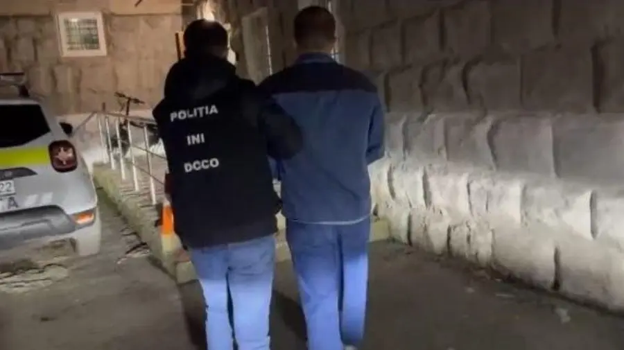 VIDEO Droguri din Polonia spre Moldova, ascunse în detergent: Tânăr reținut la intrarea în Chișinău