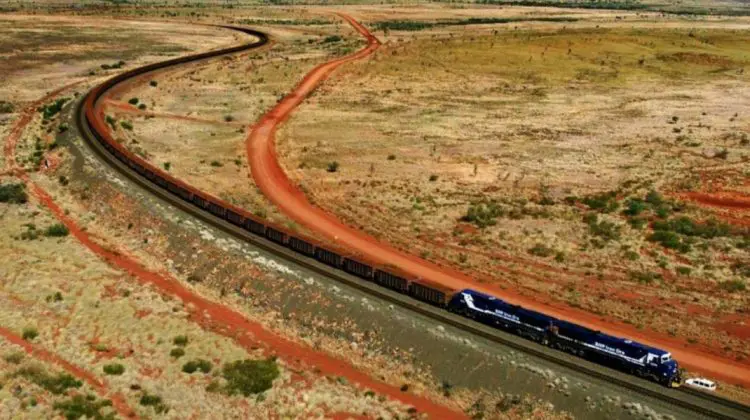 Un „șarpe” de metal de peste 7 km: Cel mai lung tren din lume a intrat în Cartea Recordurilor