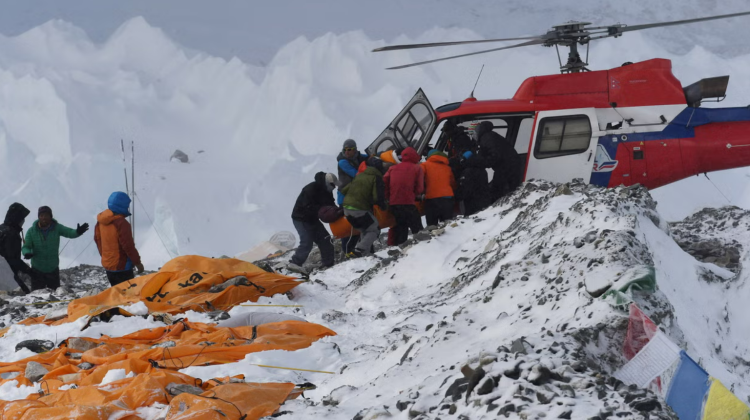Turiști pe Everest ar fi fost otrăviți de ghizi și apoi forțați să plătească salvări cu elicopterul: rețea de 20 mln  $
