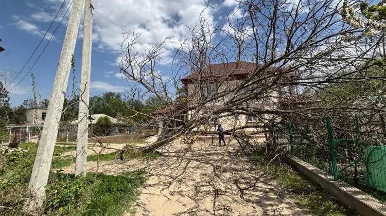 232 de incidente în urma vântului puternic: 5 persoane traumatizate