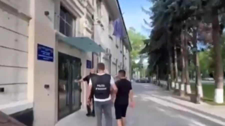 VIDEO Bărbat din Capitală, înșelat de escroci cu peste 120 de mii de lei: Patru cetățeni străini, reținuți
