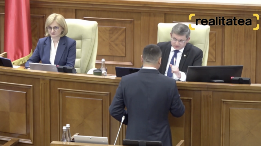 VIDEO Costiuc, pe cale de a rupe microfonul lui Grosu. Speakerul a trebuit să îl țină strâns, pentru a anunța votul