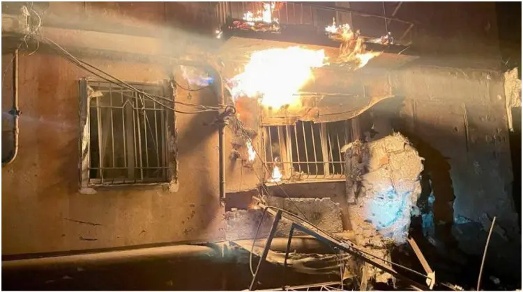 VIDEO Incendiu într-un bloc din Dnipro după un atac al Rusiei cu drone. Patru persoane au fost rănite