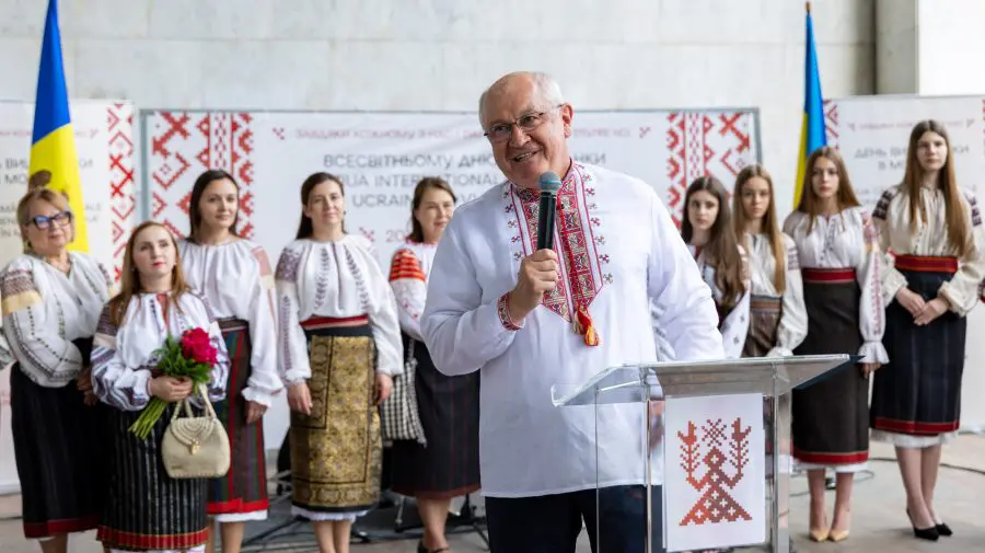 Premierul Munteanu a îmbrăcat vyshyvanka. Mesaj pentru ucraineni: Nu sunteți singuri. Republica Moldova este alături