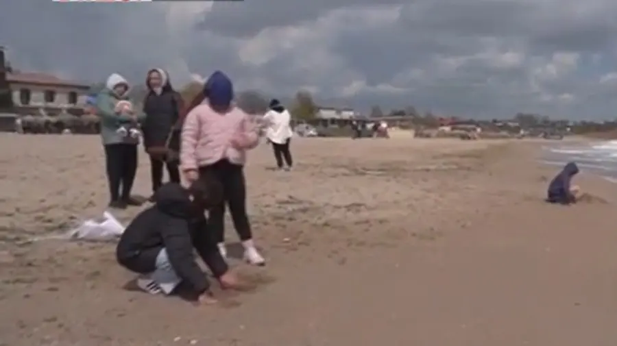 Sezonul estival s-a deschis în România. Turiștii au venit îmbrăcați ca de iarnă