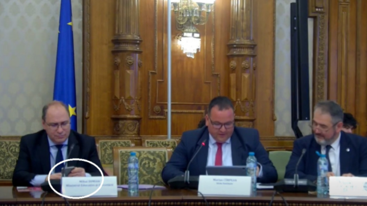 VIDEO Scenă controversată: Ministrul român al Educației se uită în telefon cât o elevă se plânge pe presiune la școală