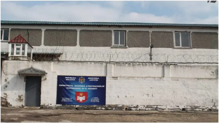 Un fost deținut, aflat în stare de ebrietate, a încercat să intre cu mașina în Penitenciarul Brănești. Au fost trase focuri de avertizare