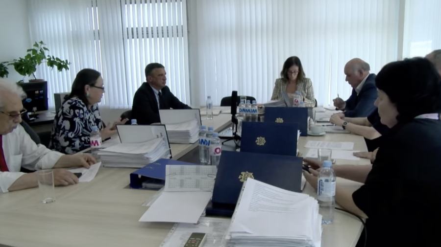 VIDEO Demisia lui Vlad Țurcanu, dezbătută cu scântei. Membrii Consiliului TRM nu pot decide dacă o pot respinge