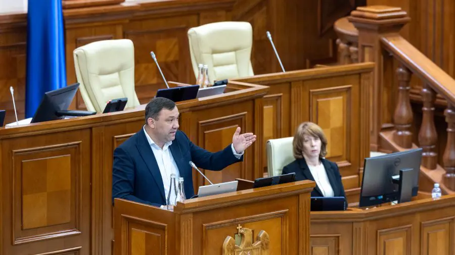 VIDEO Deputatul Grădinaru, deranjat de automobilele școlilor auto din Propunere: Orele să înceapă după 9:00