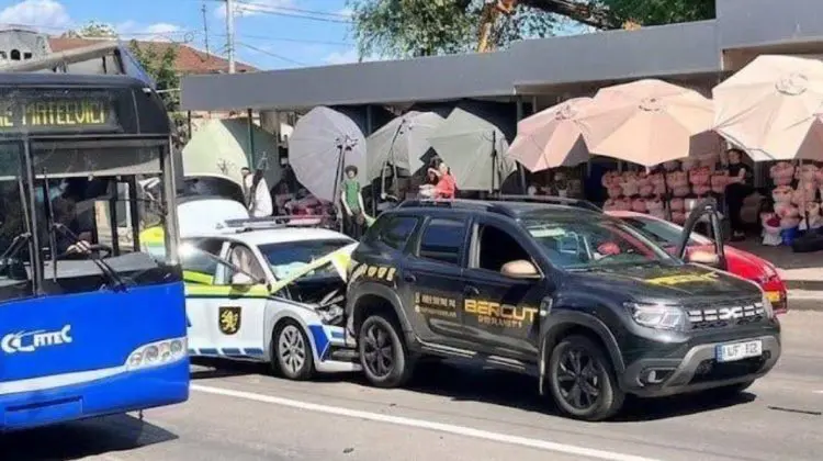 FOTO Impact violent în Chișinău! O mașină a poliției s-a izbit într-un autovehicul de pază