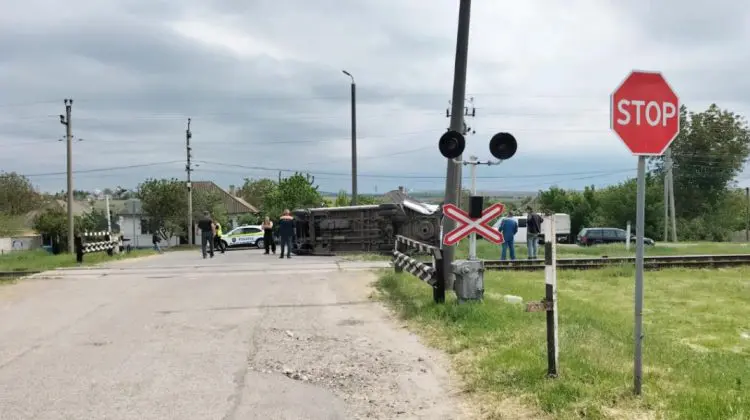 Accident feroviar în Florești: Un automobil s-a răsturnat după coliziunea cu un tren