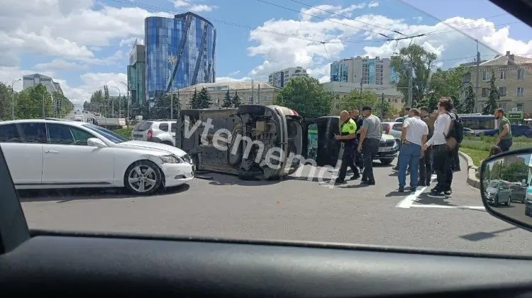 Femeie transportată la spital, după ce mașina în care se afla s-a răsturnat pe un sens giratoriu din Capitală