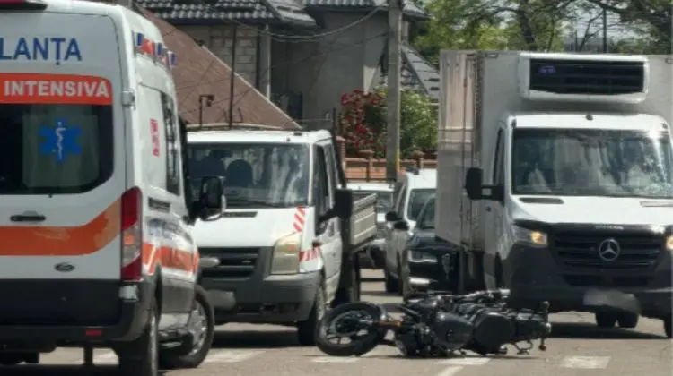 VIDEO Impact violent în Capitală! Un motociclist, transportat la spital după ce s-a izbit de o mașină