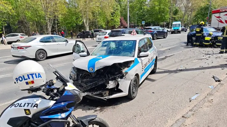 Accident grav în Chișinău. Un BMW a intrat pe contrasens și a lovit mașina unei școli auto