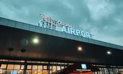 Alertă falsă cu bombă în toiul nopții la Aeroportul din Chișinău. Oamenii legii nu au găsit obiecte suspecte