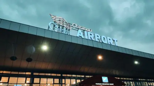 Alertă falsă cu bombă în toiul nopții la Aeroportul din Chișinău. Oamenii legii nu au găsit obiecte suspecte