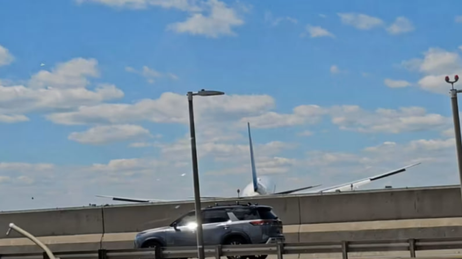 VIDEO Momente de panică lângă New York: un avion a lovit un camion pe autostradă