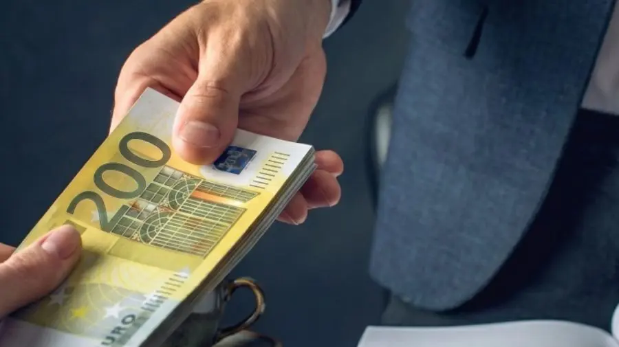 Ar fi pretins până la 50.000 de euro pentru influențarea unor măsuri preventive: Un avocat, cercetat de CNA