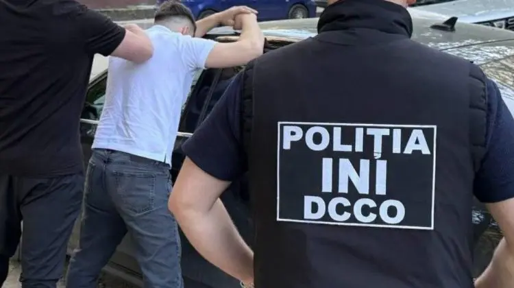 Tânăr de 19 ani, reținut în timp ce achita bunuri cu bani falși: Riscă până la 10 ani de închisoare