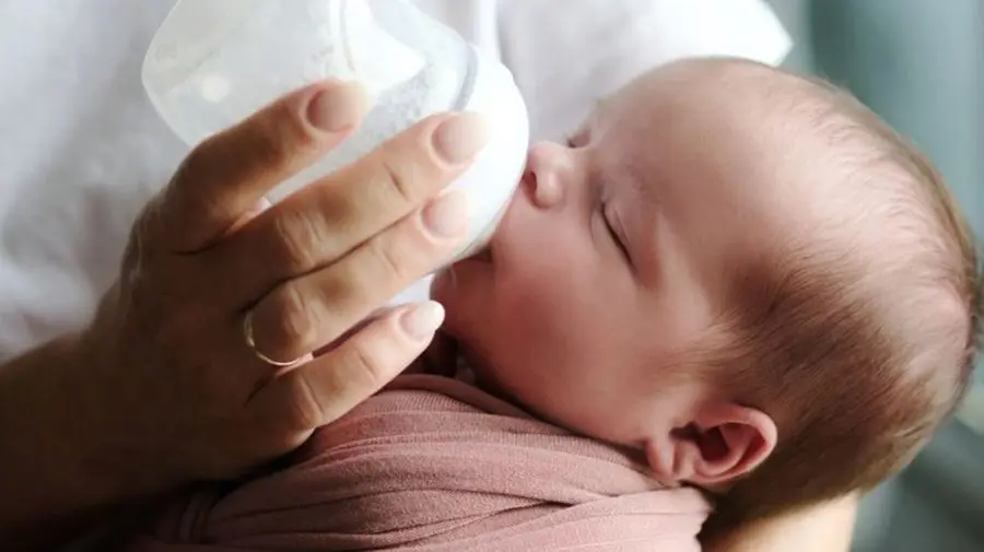Nestlé și Danone, acuzate că au întârziat retragerea unor formule de lapte praf contaminate cu o toxină periculoasă
