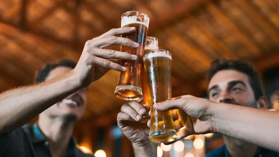 Amenzi de până la 4.000 de dolari și chiar închisoare pentru cei care oferă alcool celor sub 21 de ani la Cupa Mondială
