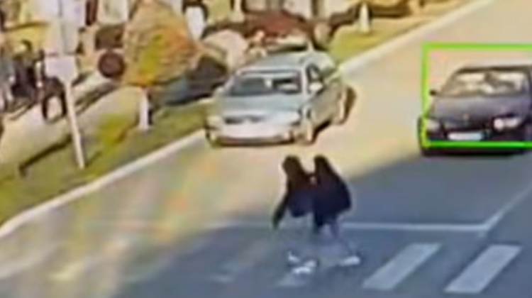 VIDEO O elevă din Timiș a fost lovită de o mașină chiar pe trecerea de pietoni, lângă un liceu