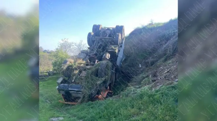 Incident la Rîbnița: O autospecială de deșeuri s-a pus în mișcare singură și s-a răsturnat într-o râpă