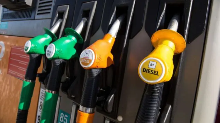 Vești bune pentru șoferi! Carburanții continuă să se ieftinească și după weekend