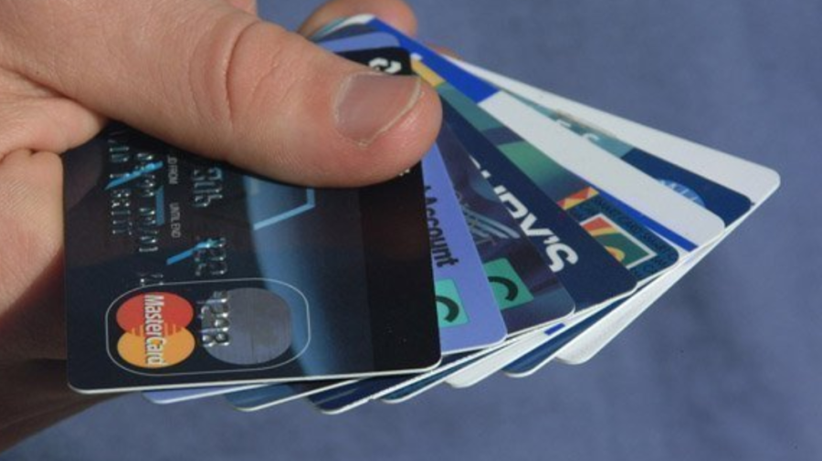 Banii s-au mutat pe card! Tranzacții de peste 53 de miliarde de lei prin POS-uri și online