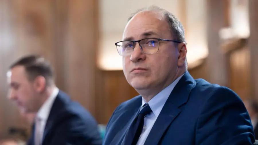 „Sper să mă iertați” – ministrul Educației din România donează salariul după scandalul cu eleva și telefonul