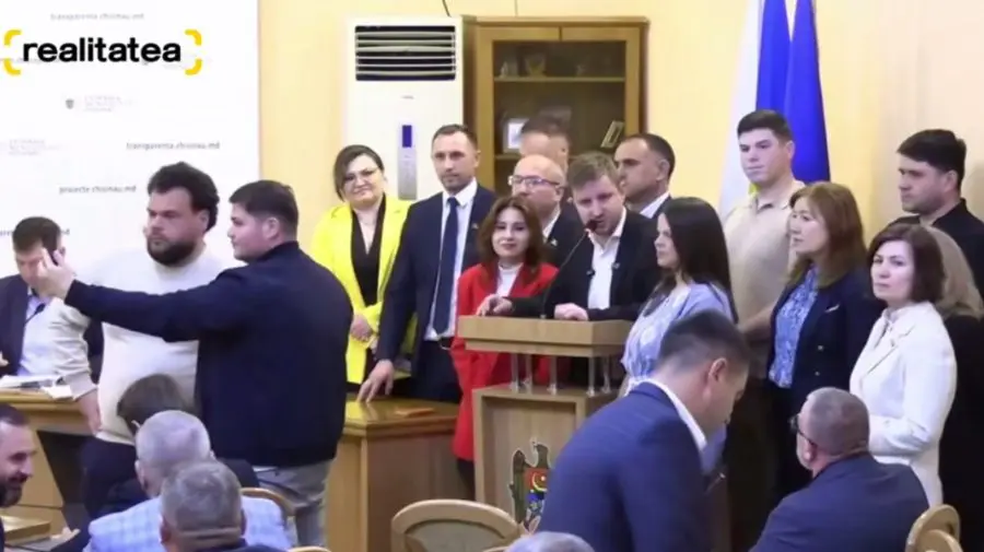 Din nou scandal la ședința Primăriei Chișinău. Membrii PAS au blocat tribuna