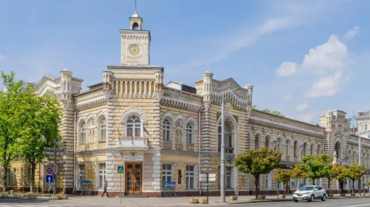 Doi funcționari din Primăria Chișinău, condamnați pentru licitații trucate: au furat 295.000 de lei